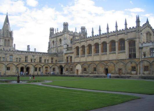 इस रैंकिग दूसरा स्थान विश्व की जानी-मानी यूनिवर्सिटी Oxford को दिया गया है. यह यूनिवर्सिटी यूनाइटेड किंगडम में है.