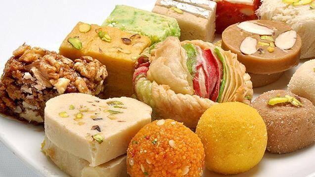 Health दीवाली की मिठाई का घर में टेस्ट, कैसे पहचानें असली और नकली मिठाई?
