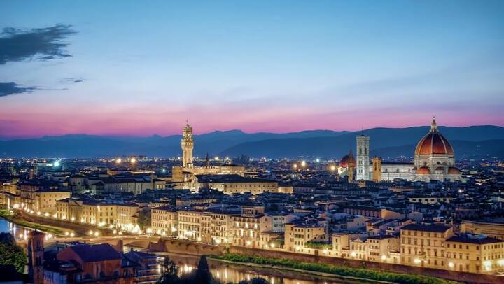  Florence इटली के Tuscany रीजन की राजधानी है. इस शहर की खूबसूरती शाम के वक्त और भी अधिक बढ़ जाती है.