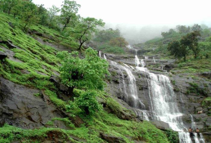 माथेरान, मुंबई से मात्र 110 किलोमीटर दूर रायगढ़ जिले में मौजूद है. प्राकृतिक खूबसूरती से भरे इस हिल स्टेशन को भारत का सबसे छोटा हिल स्टेशन होने का दर्जा प्राप्त है.