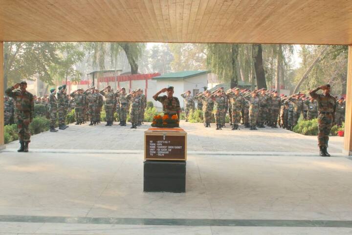 21 साल के संदीप कुमार पाकिस्तान की फायरिंग में शहीद हो गए थे. शहीद संदीप कुमार को आज श्रीनगर में पूरे सम्मान के साथ अंतिम विदाई दी गई.