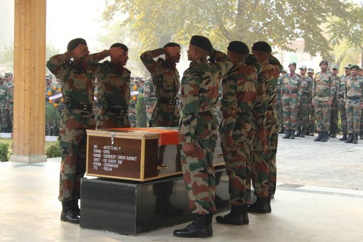 सीमा पर पाकिस्तान की तरफ से चल रही फायरिंग की आड़ में आतंकवादी भारत में घुसने की कोशिश कर रहे हैं. ऐसी ही एक घुसपैठ को रोकने की कोशिश में सेना के जांबाज़ जवान संदीप सिंह शहीद हो गए.