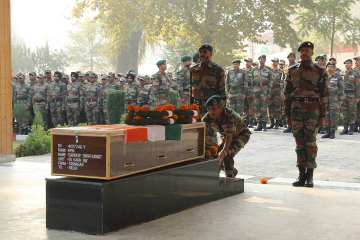 जम्मू कश्मीर के तंगधार में राइफलमैन संदीप सिंह रावत आतंकवादियों को मुहतोड़ जवाब देते वक्त शहीद हुए.