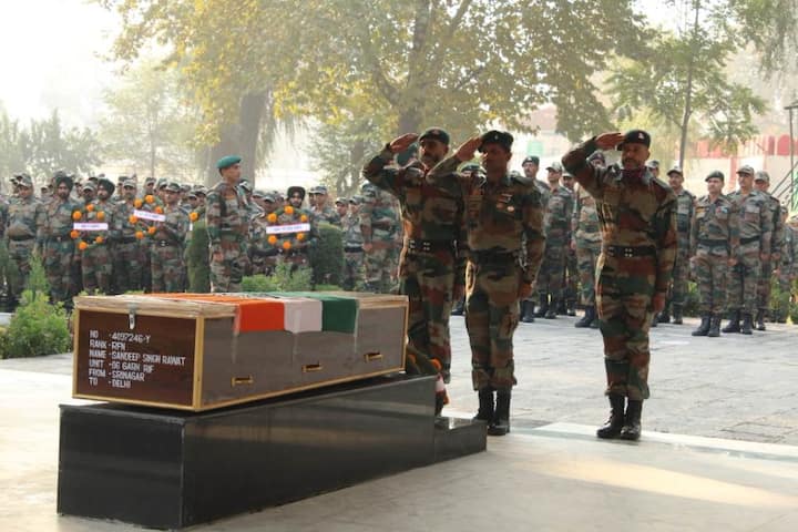 गुरूवार दोपहर LOC के पास आतंकवादियों से सेना की मुठभेड़ हुई. करीब 5-6 आतंकवादी घुसपैठ की फिराक में थे. सेना ने उन्हें देखते ही ललकारा, जिसके जवाब में आतंकियों ने फायरिंग शुरू कर दी.