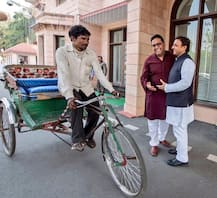 \'मनिराम\' पर मेहरबान हुए CM अखिलेश यादव