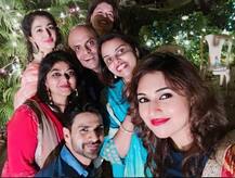 अपने पति और दोस्तों के साथ दिव्यांका कुछ यूं मना रही हैं दिवाली