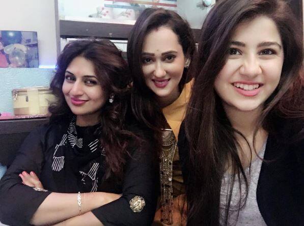 तस्वीरों में 'ये है मोहब्बतें' कई कलाकार नजर आ रहे हैं जिनके साथ दिव्यांका उस सीरियल में काम करती हैं. 