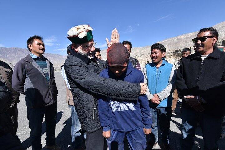 इस दौरान पीएम मोदी ने चांगो गांव के लोगों से भी मुलाकात की. ये गांव सुमडो के करीब था.
