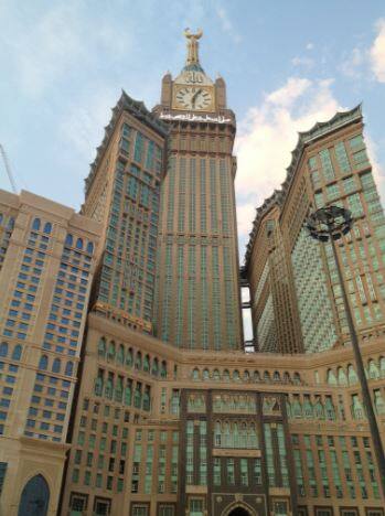 Makkah Clock Royal Tower इस लिस्ट में तीसरे पायदान पर है. ये इमारत सऊदी अरब में मौजूद है. इस इमारत की ऊंचाई 601 मीटर है और इसमें 120 फ्लोर हैं.