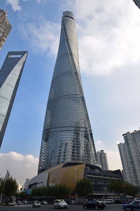 Shanghai Tower को विश्व की दूसरी सबसे ऊंची इमारत होने का दर्जा प्राप्त है. ये इमारत शंघाई चाइन में है. इस इमारत की लंबाई 632 मीटर है और इस इमारत में 121 फ्लोर हैं.