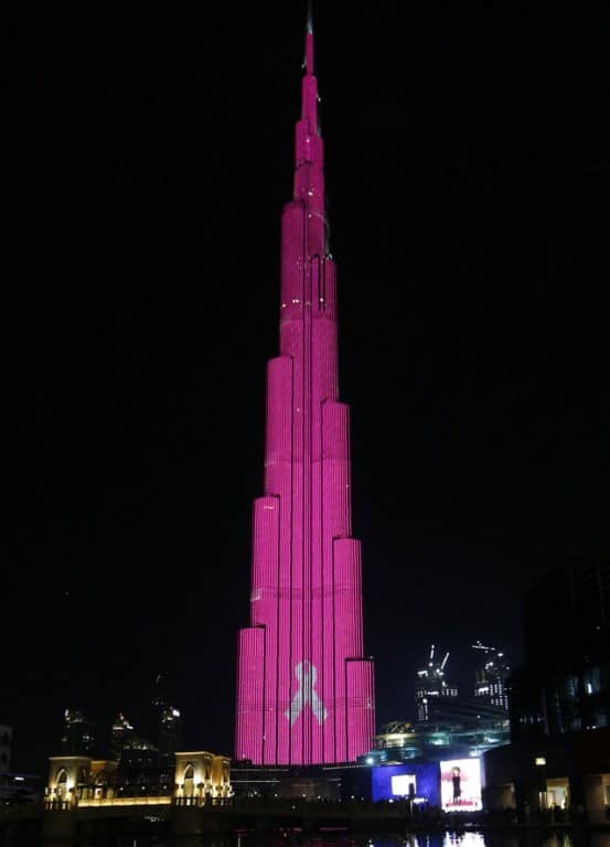Burj Khalifa विश्व की सबसे ऊंची इमारत है. ये खूबसूरत इमारत बुर्ज, दुबई में है. बुर्ज खलीफा की ऊंचाई 828 मीटर है और इसमें 162 फ्लोर हैं. 