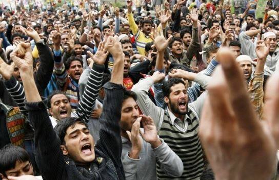 मोदी सरकार रोजगार के मोर्चे पर उतनी सफल अभी तक दिखाई नहीं दी है और युवाओं में खासतौर पर इसको लेकर रोष है.