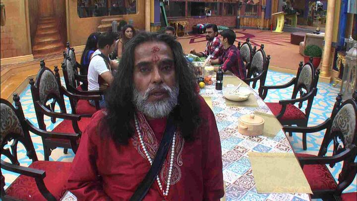 बिती रात के एपिसोड में ओम स्वामी के साथ मनु और मानवीर भिड़ गए. अपनी नाराजगी जाहिर करते हुए स्वामी ओम ने कहा, 'मैं बद्तमीज लोगों से बात नहीं करता हूं.'