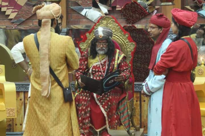 जैसा कि आप सभी जानते हैं, बिग बॉस का शो अपने अलग तरह के टास्क के लिए मशहूर है. इस बार भी घर के सदस्यों को बड़ा ही अजीबो-गरीब टास्क दिया गया है. इस टास्क का नाम है 'राजा और रंक'. टास्क में इंडियावाले 'मालिक' एक शाही परिवार होंगे और सेलिब्रिटीज 'सेवक'होंगे उनके शाही कर्मचारी. इस टास्क में ओम स्वामी शाही परिवार के मुखिया बने हैं और इंडियावाले कंटेस्टेंट्स उस शाही परिवार के सदस्य.