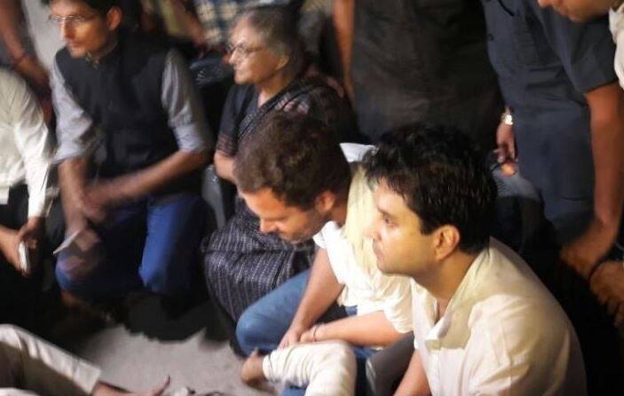 मंदिर मार्ग पुलिस थाने में बनाये गए एक वीडियो में कांग्रेस उपाध्यक्ष उस समय दिल्ली पुलिस के एक दल पर भड़क गए. जब ओआरओपी के मुद्दे पर आत्महत्या करने वाले पूर्व सैनिक राम किशन ग्रेवाल के कुछ संबंधियों को पुलिस ने हिरासत में ले लिया.