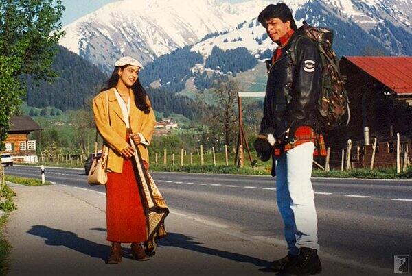हॉलीवुड से चुराया ‘पलट’ वाला सीन! - डीडीलीएलजे का पॉपुलर सीन ‘पलट..पलट.. पलट’ का आइडिया आदित्य चोपड़ा को 1993 की हॉलीवुड की क्लाइंट ईस्टवुड सीरीज की फिल्म ‘इन द लाइन ऑफ फायर’ से कॉपी किया था. उस फिल्म में एक सीन था जब ईस्टवुड की गर्लफ्रेंड जा रही होती है और वो टर्न..टर्न कह रहे होते हैं. ये सीन आदित्य के दिमाग में बैठ गया और जब वो फिल्म लिख रहे थे तो उन्होंने ‘पलट..पलट.. पलट’ का सीन भी डाल दिया.