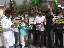 इलाहाबाद: भोपाल एनकाउंटर के विरोध में कांग्रेसियों ने थाली पीटकर किया प्रदर्शन