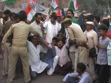 इलाहाबाद: राहुल को हिरासत में लेने पर भड़के कांग्रेसी, सड़क जामकर जताया विरोध