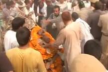 पूर्व सैनिक का अंतिम संस्‍कार, राहुल ने  चिता में लकड़ी दी, केजरीवाल का 1 करोड़ देने का एलान