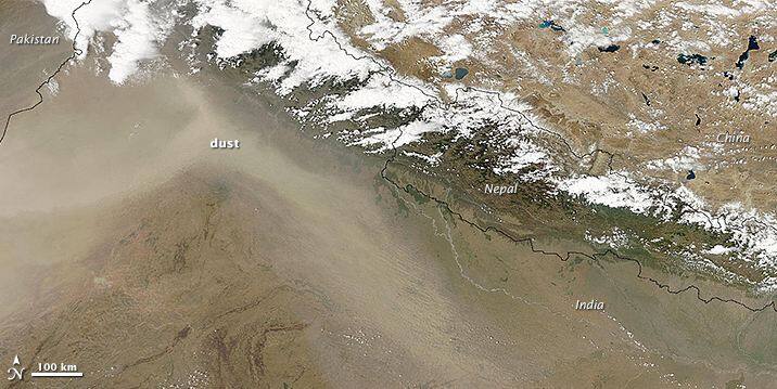 जारी हुईं नासा की तस्वीरें- नासा द्वारा जारी की गई तस्वीरें कुछ और ही कहानी कह रही हैं. नासा की तस्वीरों के मुताबिक, सिर्फ पटाखे ही नहीं बल्कि पैडी स्टबल जलाने से भी अचानक दिल्ली का पॉल्यूशन दोगुना हो गया है.