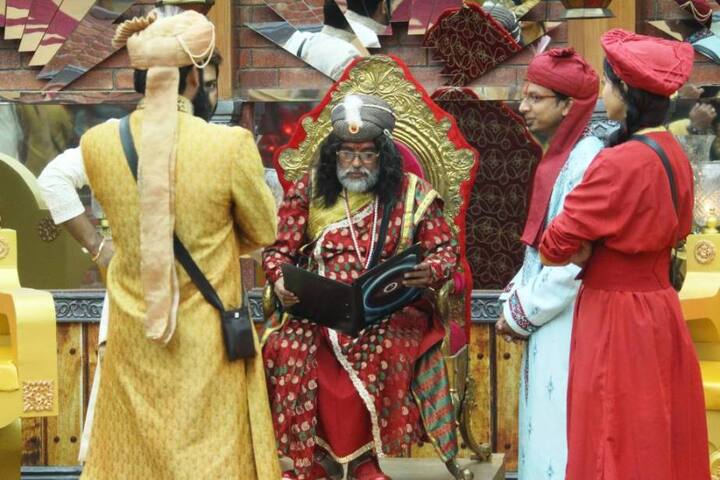  बिग बॉस के घर में 17 वां दिन इस रिएलिटी शो को देखने वालों के लिए एक बड़ा ही दिल्चस्प दिन था. लग्जरी बजट कार्य 'राजा और रंक' का ये दूसरा दिन भी था जिसमें 'शाही महाराज' बने ओम स्वामी की खातिरदारी का दौर बड़े ही रोचक तरीके से किया गया. 