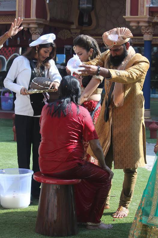 इतना ही नहीं घर वालों की तरफ से महाराज बने ओम स्वामी का अभिषेक भी किया गया.