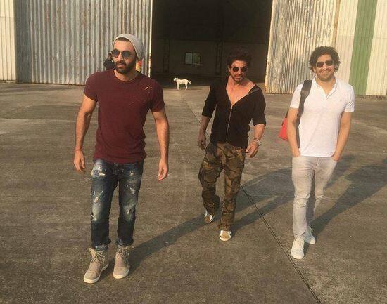 आपको बता दें कि देश दुनिया से करोड़ों फैंस शाहरुख को बधाई संदेश भेज रहे हैं.