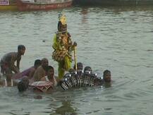 वाराणसी: 450 साल पुरानी \'नाग नथैया लीला\' को देखने के लिए उमड़े श्रद्धालु