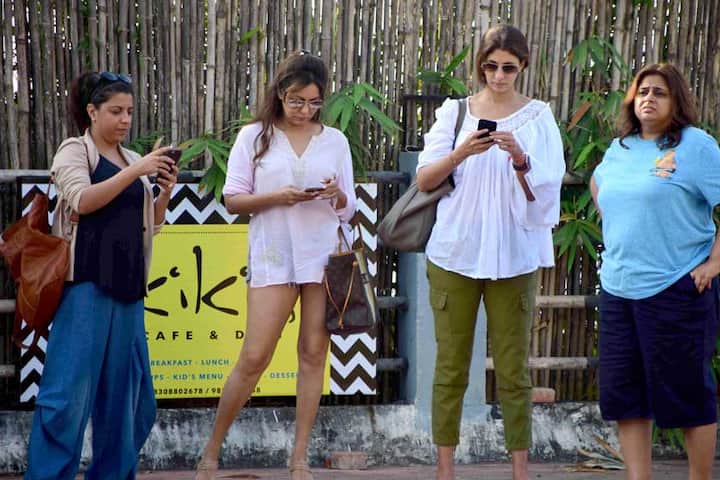 ये तस्वीर उस वक्त की है जब शाहरूख की पत्नी गौरी, जोया अख्तर सहित बाकी लोग पार्टी में जा रहे थे.