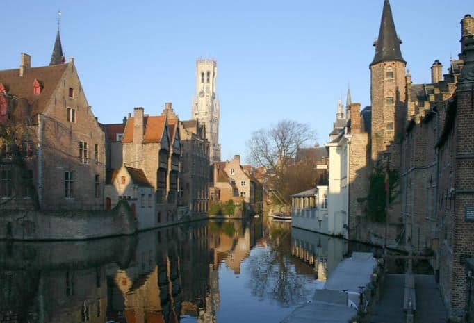 Bruges बेल्जियम में स्थित एक बेहद ही खूबसूरत शहर है और साथ ही ये सुंदर शहर वेस्ट फ़्लैंडर्स की राजधानी भी है. इस शहर में जाने के बाद आपको अपनी आंखों पर विश्वास नहीं होगा. Bruges में इमारतों के बीच सड़कों पर पानी इतना सुंदर दिखाई देता है कि आपको अपनी आंखों पर यकीन नहीं होगा.