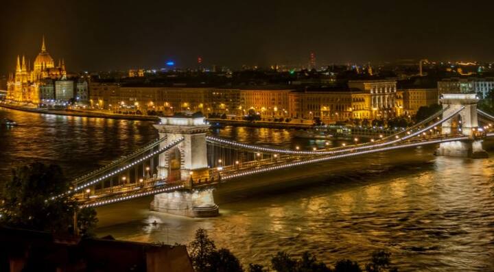 Budapest हंगरी की राजधानी है. इस शहर की खूबसूरती देख आपको ऐसा लगेगा कि आप जन्नत में हैं. इस शहर को देखने के लिए हर साल लाखों सैलानी आते हैं. यूरोप के इस छोटे से देश में खूबसूरती अपने चरम पर रहती है.