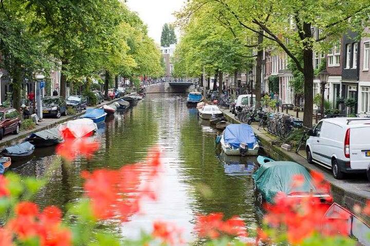 Amsterdam नीदरलैंड्स की राजधानी है. ये शहर अपनी रंग-बिरंगी इमारतों और झीलों के लिए बखूबी जाना जाता है. ये शहर प्रेमी जोड़ों को अपनी ओर ज्यादा आकर्षित करता है