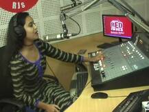 इलाहाबाद में RJ निधि से डरकर भागे मनचले