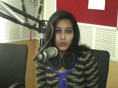 नम आंखों के बीच अपनी बेबसी की दास्तां सुनाती ये हैं इलाहाबाद में रेड एफएम रेडियो चैनल की चर्चित आरजे निधि. अपनी चुलबुली आवाज़ से लोगों के बीच खासी पापुलर निधि अपने शो खुसर - फुसर और यू टर्न के ज़रिये लोगों को हमेशा ज़िंदादिल रहने, ज़िंदगी से जूझने और पॉजिटिव सोच रखने की नसीहत देतीं थीं, लेकिन दूसरों को सीख देने वाली निधि ने आज खुद सिस्टम के आगे घुटने टेक दिए हैं.