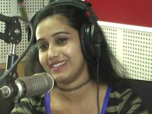 इलाहाबाद में RJ निधि से डरकर भागे मनचले