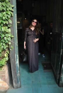  बहन करिश्मा और दोस्तों के साथ लंच पर गईं करीना कपूर, देखें तस्वीरें