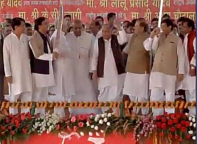 States SP सिल्वर जुबली: अखिलेश ने साधा शिवपाल पर निशाना, 'हाथ में तलवार थमायी तो कैसे ना चलायें'