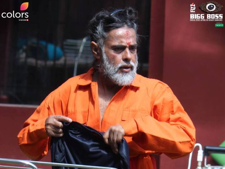 बाबा जी के खिलाफ एक दो नहीं बल्कि 8 मामलें दर्ज हैं.