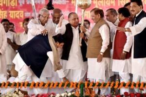 Lucknow: Uttar Pradesh Chief Minister Akhilesh Yadav seeking blessings of Party supremo Mulayam Singh Yadav as RJD Chief Laloo Prasad Yadav ,JD (U) leader Sharad Yadav look on during the Samajwadi Party's 25th Foundation Day celebrations in Lucknow on Saturday. PTI Photo By Nand Kumar(PTI11_5_2016_000124B)