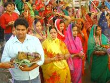 यूपी में छठ पूजा की धूम, वाराणसी और इलाहाबाद में उमड़ा श्रद्धालुओं का सैलाब