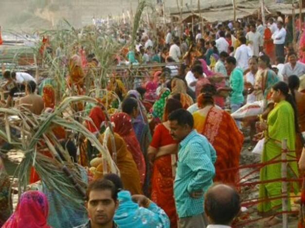 संगम के विभिन्न घाटों पर हज़ारों महिलाएं पारंपरिक तौर पर हाथों में डाल लेकर पहुँची और पूजा-अर्चना व मगल गीत के बाद डूबते हुए सूर्य को अर्घ्य दिया.