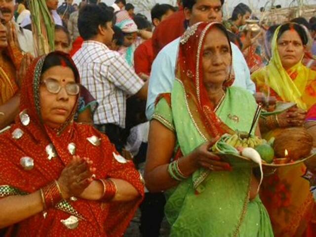 कल सुबह उगते हुए सूर्य को अर्घ्य देने के बाद ये व्रती महिलाएं व्रत का पारण करेंगी.