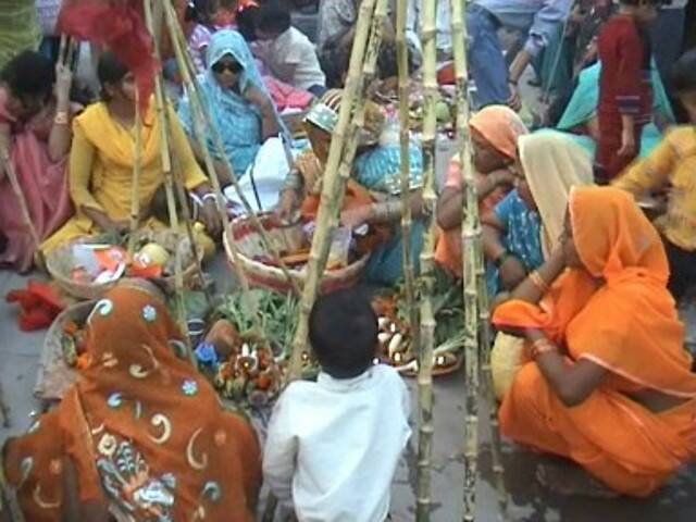 इसी क्रम में वाराणसी में भी भगवान सूर्य को अर्घ्य देकर लाखों श्रद्धालुओं ने पूजन-अर्चन किया.