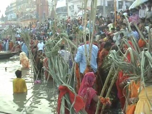 काशी के पावन घाटों पर इस पर्व पर लाखों श्रद्धालुओं का जन सैलाब उमड़ता है.