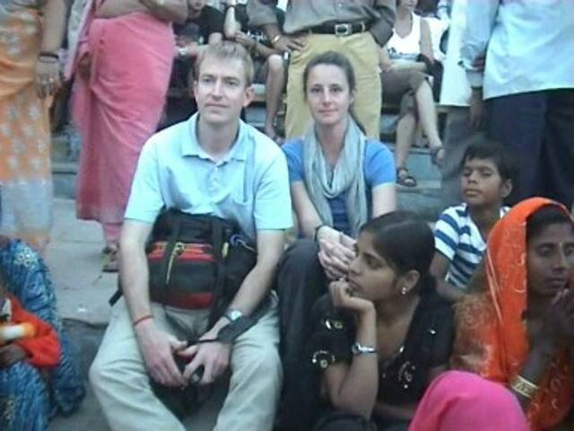 वाराणसी में विदेशी सैलानी भी छठ पूजा में बढ चढ़ कर हिस्सा लेते हैं.