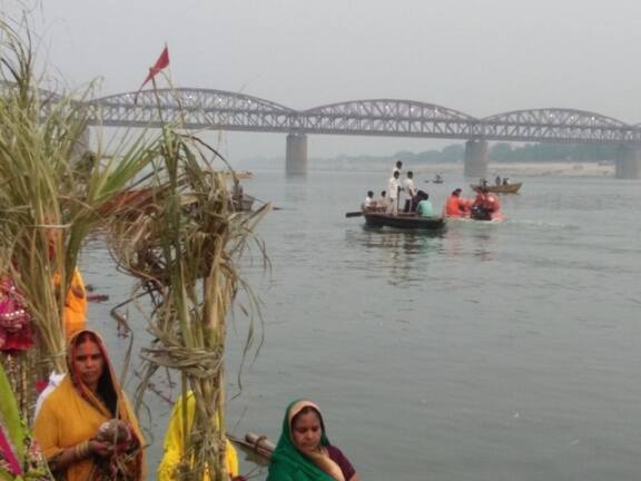 इस त्यौहार की यहां बड़ी मान्यता है. इस महापर्व में देवी षष्ठी माता एवं भगवान सूर्य को प्रसन्न करने के लिए स्त्री और पुरूष दोनों ही व्रत रखते हैं.