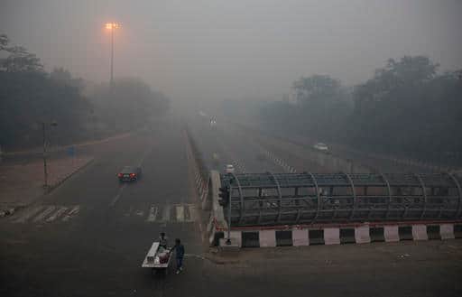 3. समीर एपः समीर केंद्रीय प्रदूषण नियंत्रण बोर्ड का एप्लिकेशन है. ये एप हर घंटे हवा मे क्वालिटी जांच कर उसका इंडक्स मुहैया कराता है. इस एप की मदद से कई तरह के जटिल एयर पॉल्यूशन को नंबर और रंगो की मदद से बताया जाता है. जो यूजर के लिए समझना आसान होता है.