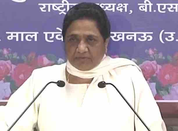अगले दिन उन्होंने बीएसपी ऑफ़िस में एक मीटिंग बुलाई और पत्रकारों को भी न्यौता भेजा. सब सोच रहे थे कि मायावती नोटों की माला पहनने पर सफ़ाई देंगी. अपने बचाव में कुछ कहेंगी. लेकिन ऐसा कुछ नहीं हुआ. जैसे ही मायावती मंच पर आईं, उनके ज़िंदाबाद के नारे लगे.