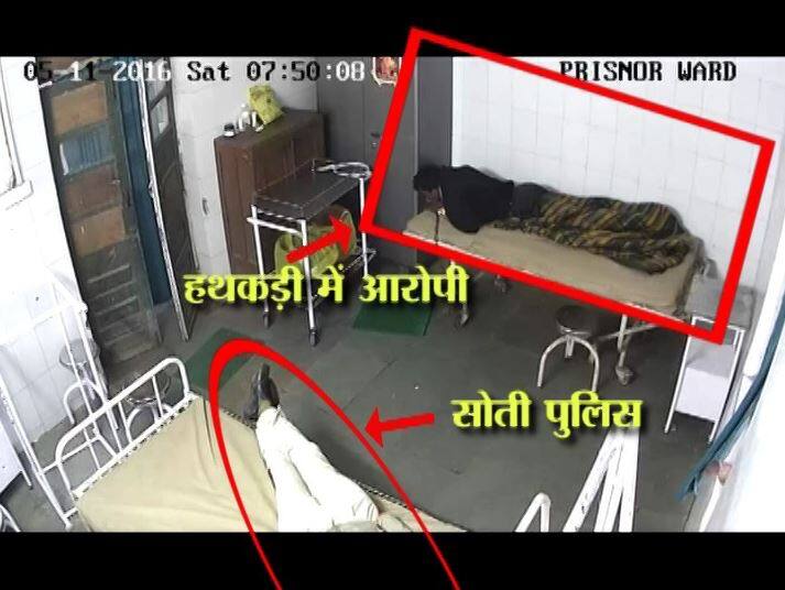 भोपाल जेल ब्रेक की घटना से मध्य प्रदेश प्रशासन ने शायद कोई सबक नहीं सीखा है. मध्य प्रदेश के बैतूल में एक कैदी पुलिस को चकमा देकर अस्पताल से हथकड़ी समेत फरार हो गया.