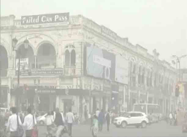 States दिल्ली की तरह ही लखनऊ में भी धुंध, प्रदूषण से लोगों को आंखों में जलन